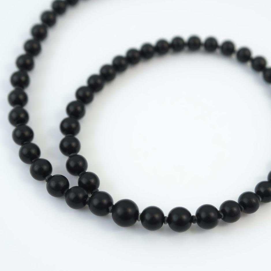 Dream : Black beaded necklace in a dream