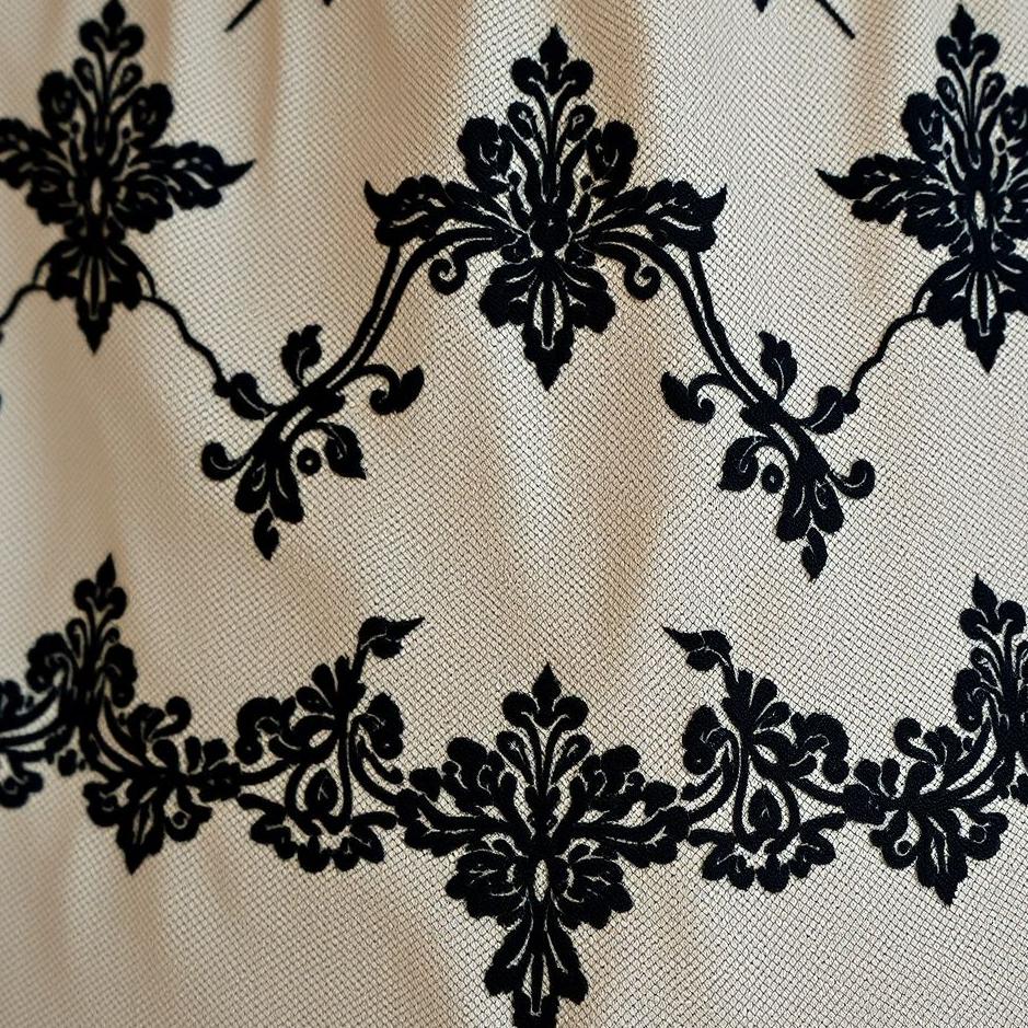 Dream : Black guipure lace in a dream