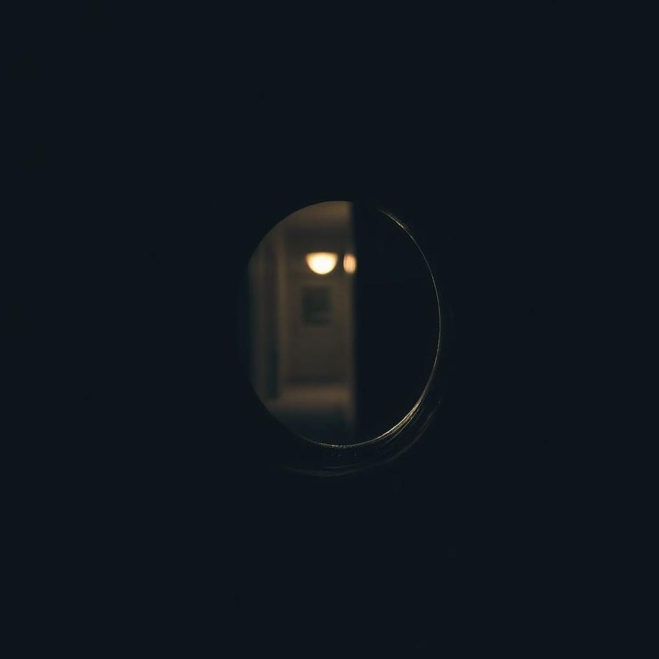 Dream : Door peephole in a dream
