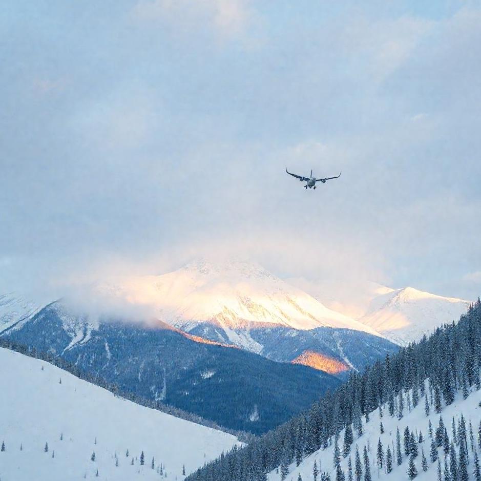 Dream : Flying over a snowy mountain in a dream