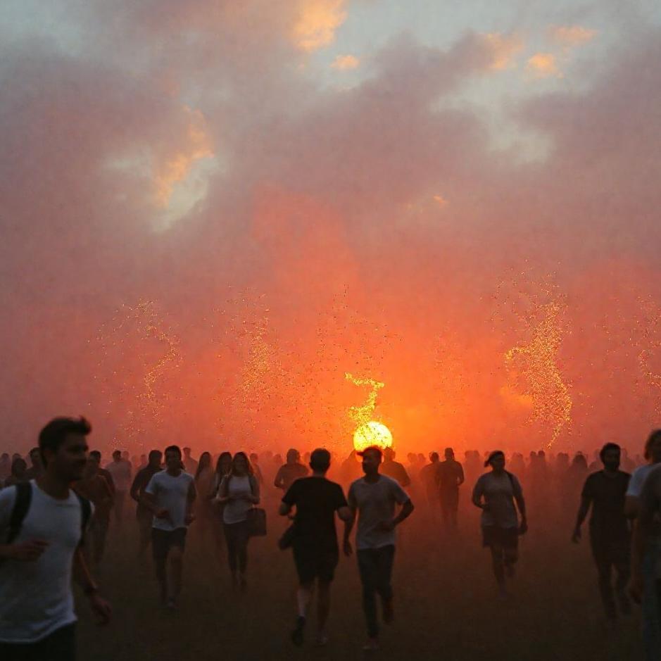 Dream : Running with the crowd in a dream