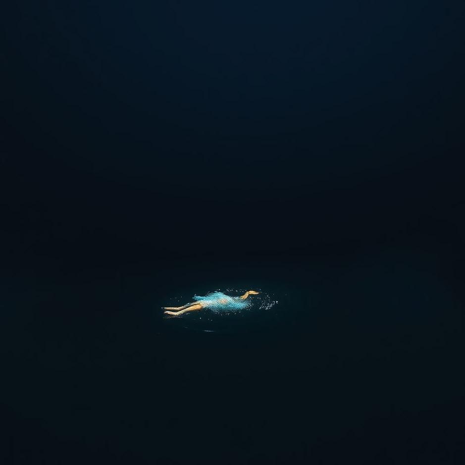 Dream : Swimming in a lake in the dark in a dream
