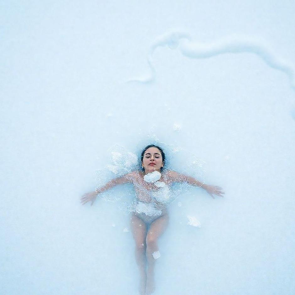 Dream : Swimming in snow water in a dream