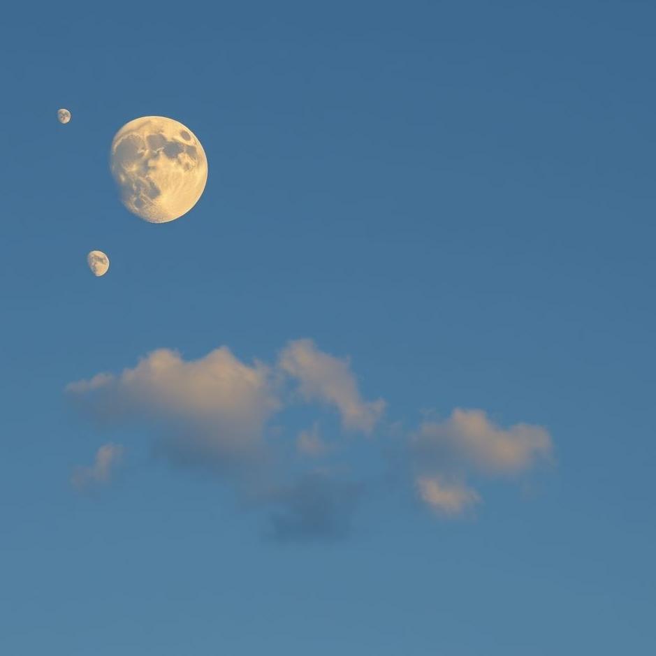 Dream : The moon and planets in the sky in a dream