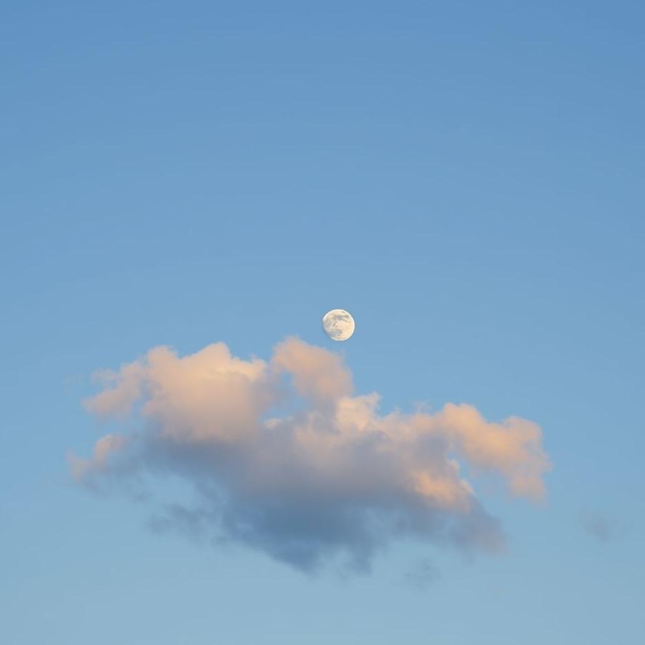 Dream : The sky and the moon in a dream
