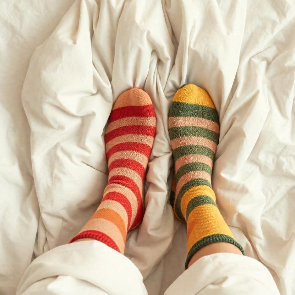 Dream : Wearing two different socks in a dream